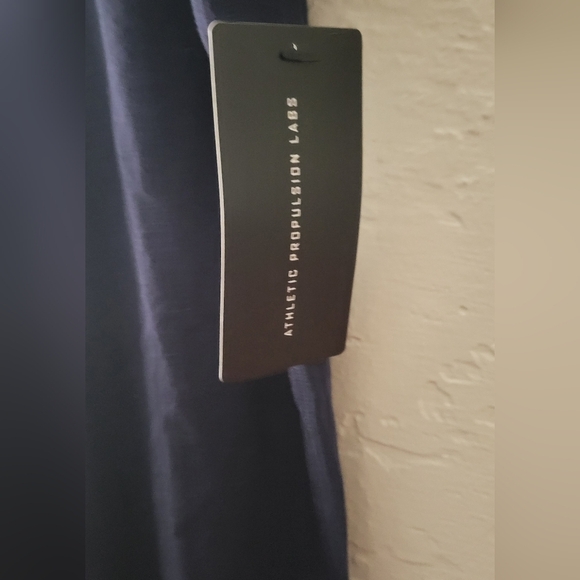 APL The Perfect Holiday Tee Size Large NWT - Picture 6 of 10